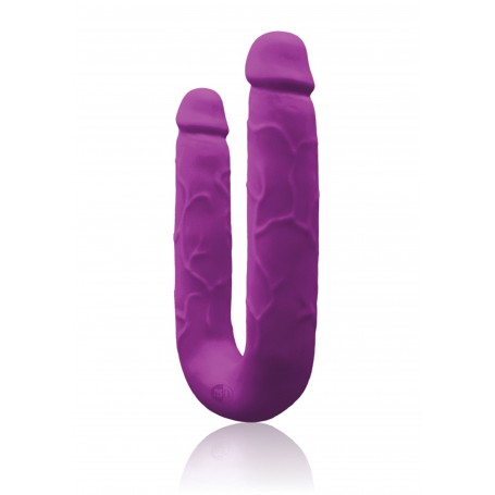 Doppio dildo in silicone di colore viola dalla linea Colours DP Pleasure, progettato per la stimolazione simultanea. Disponibile su desirevibe.com