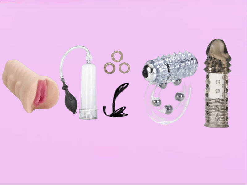 Assortimento di giocattoli erotici inclusi una pompa per vuoto, anelli per il pene, un plug anale nero e una guaina per pene trasparente con texture.