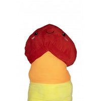 Primo piano del peluche a forma di pene arcobaleno che sorride. Trovalo ora su desirevibe.com