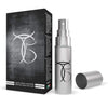 Spray ritardante maschile in elegante confezione nera con dettagli argentati, accompagnato da un flacone spray metallico disponibile su desirevibe.com