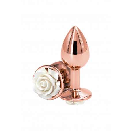 Plug anale in alluminio dorato con una delicata rosa bianco sulla base, sottolineando la combinazione di estetica e funzionalità. Acquista ora su desirevibe.com